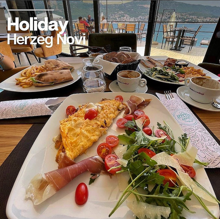  HOLIDAY LOUNGE BAR blatna plaza herceg novi igalo slika 2